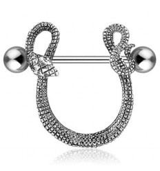 Brystpiercing med Snake