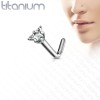 Nesepiercing i titan med trekantet stein