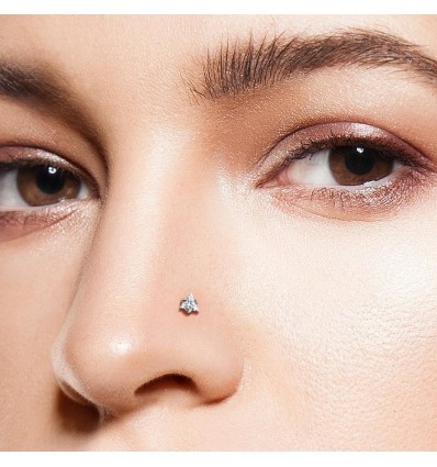 Nesepiercing i titan med trekantet stein