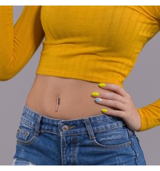 Omvendt navlepiercing med lang krystallkjede