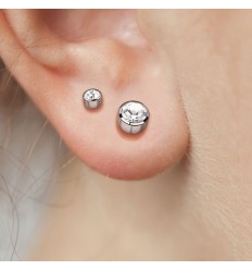 Titanium ørepynt med steiner