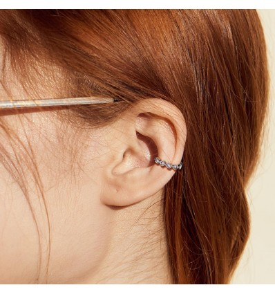 Falsk piercingring med 9 steiner