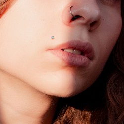 Labret med Iriserende Sten - Guld - Tragus Piercing - Kirurgisk stål 316L - Ørepiercing Smykker | Piercingfabrikken.dk