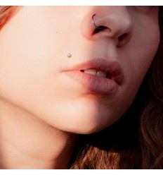 Labret med iriserende stein