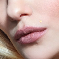 Labret med 14 Karat Guld Disk - Guld - Tragus Piercing - 14 Karat Guld - Ørepiercing Smykker | Piercingfabrikken.dk