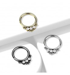 Piercing med 3 steiner og 7 små kuler