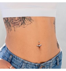 Navlepiercing i titan med 5 flate steiner