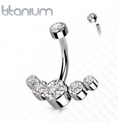Navlepiercing i titan med 5 flate steiner