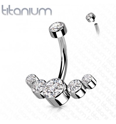 Navlepiercing i titan med 5 flate steiner