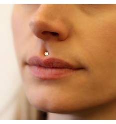 Falsk piercing med stein