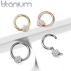 Clicker Ring i Titanium med Krystal Blomst - Guld - Daith Piercing - Titanium - Ørepiercing Smykker | Piercingfabrikken.dk
